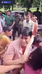 Kadın pilot ve eşi, kız hizmetçilerine kötü davrandıkları gerekçesiyle linç edildi