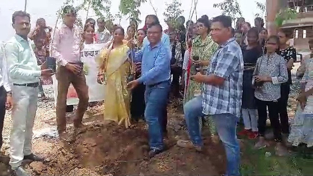 प्रकृति को हरा भरा रखने के लिए किया पौधरोपण