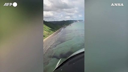 Ecuador, enorme chiazza di petrolio invade una spiaggia turistica