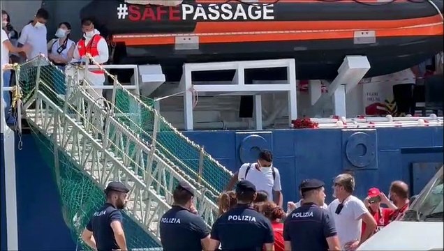 Lo sbarco dalla Geo Barents a Livorno (Video Novi)