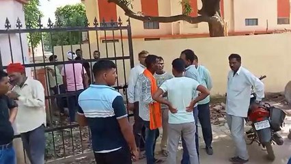 Video herunterladen: प्रयागराज: यात्री की संदिग्ध अवस्था में ट्रेन में हुई मौत, पुलिस ने की कार्रवाई