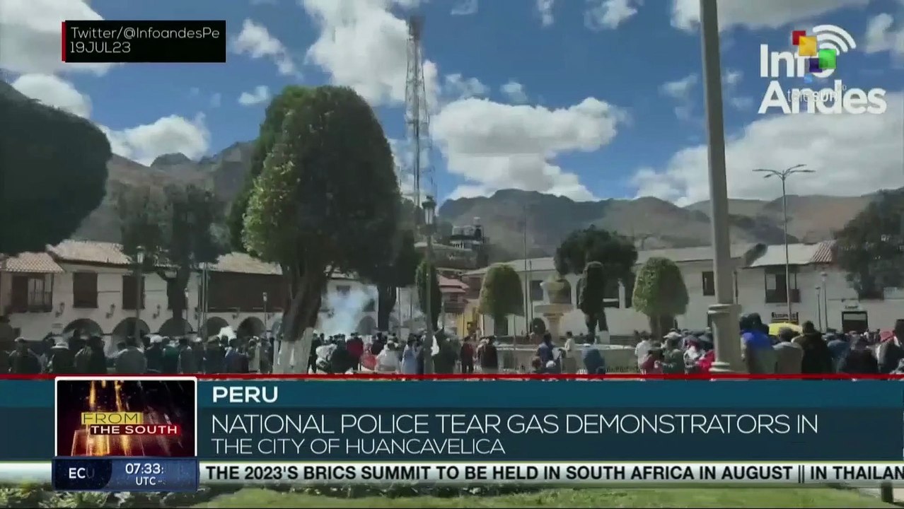 Huancavelica: National Police disperse protesters with tear gas bombs