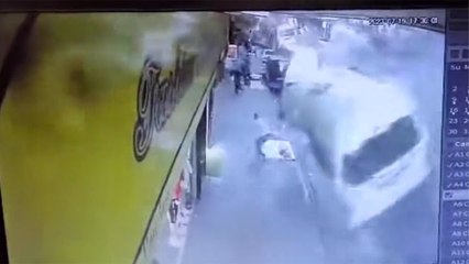 Johannesburg’da yer altında gaz patlaması: Yollar yarıldı, araçlar ters döndü