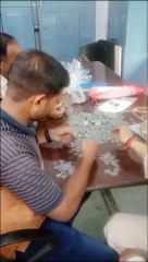 झगड़े के बाद पति ने पत्नी को दिया इतना भरण पोषण, गिनते-गिनते थक गई पुलिस, देखें वीडियो