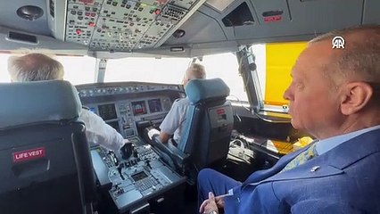 Cumhurbaşkanı Erdoğan, Ercan Havalimanı'na ilk inişte kokpitteydi