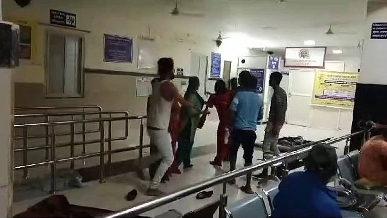 सरकारी अस्पताल में पार्किंग स्टाफ का 'कब्जा', मरीज के परिजन को सोते में से उठाकर पीटा, VIDEO