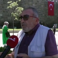 Borç ve kredi kartlarını düşünmekten namaz kılamayan adamın sokak röportajı gündem oldu