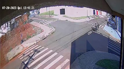 Câmera flagra acidente envolvendo duas motocicletas no Alto Alegre