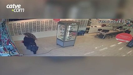 VÍDEO: Mulher furta ótica e deixa prejuízo de mais de R$ 4 mil em Cascavel