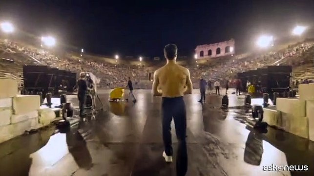 Roberto Bolle all'Arena di Verona continua a ballare tra pioggia e fulmini