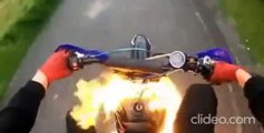 Quand ton scooter prend feu en pleine route... chaud