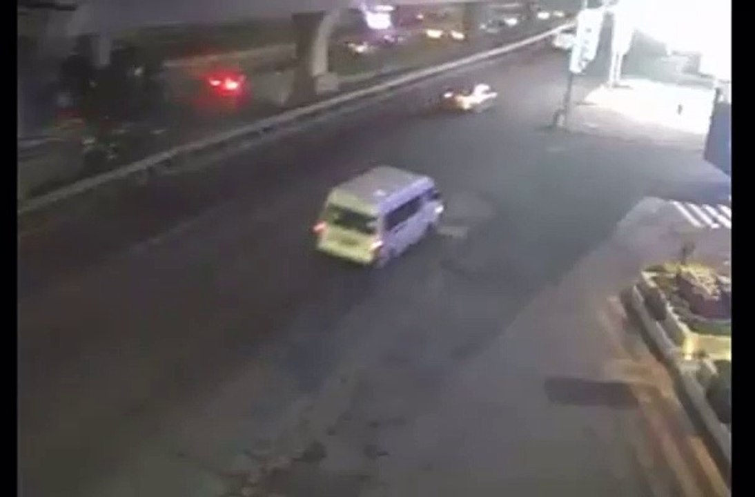 Conductor de bus vuelca sobre periférico