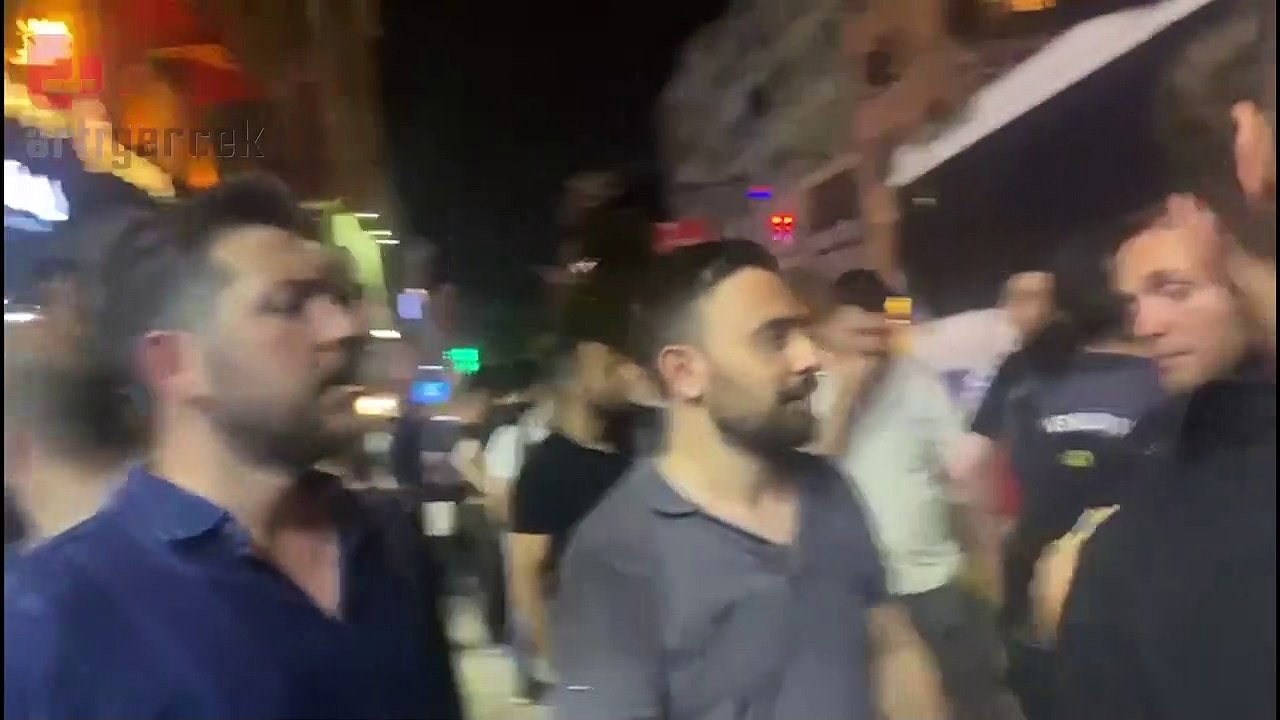 Artı TV muhabiri Umut Taştan gözaltı aracında bekletiliyor. Muhabirinin durumu hakkında bilgi almaya çalışan Haber Koordinatörü Fatih Aça polisler tarafından uzaklaştırıldı