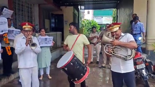 video- नेता प्रतिपक्ष हुए डॉग बाइट का शिकार, पहुंचे निगम में बैंड बजाते हुए