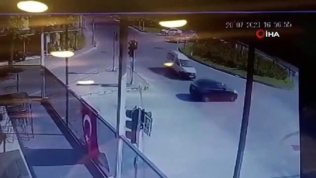 L'accident impliquant une voiture de luxe et un véhicule utilitaire léger a été filmé à chaque seconde.