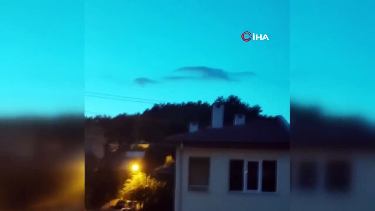 Voyant les silhouettes apparaître dans le ciel alors qu'il n'y avait pas de nuage, il serra son téléphone dans ses bras.