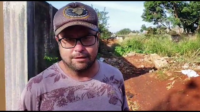 Moradores reclamam de sujeira e de usuários de drogas em lote baldio no Interlagos