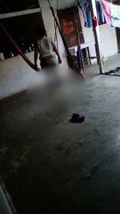 Una mujer pateó varias veces a su hijo de 6 meses mientras lloraba en el piso