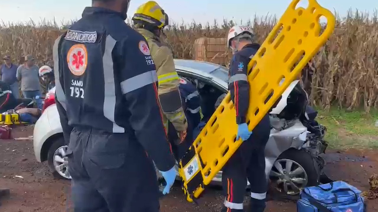 Família em carro de Cascavel fica ferida na PR 182 próximo de Toledo Acidente envolveu caminhão carregado de peixe