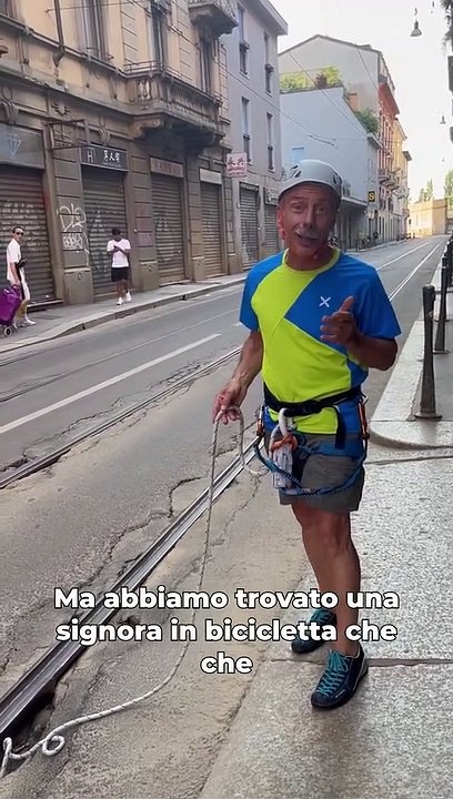 Giovanni Storti contro le buche a Milano