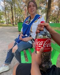 Millonario regala valiosa botella a mujer que perdió a su novio justo en la boda Nos hizo llorar