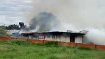 Incêndio destrói casa de madeira no bairro Esmeralda em Cascavel