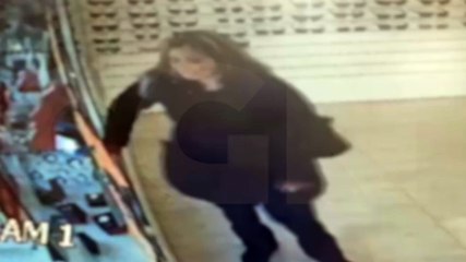 Câmera flagra mulher furtando alianças no Centro