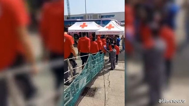 Sono sbarcati a Taranto 171 migranti soccorsi da nave Emergency