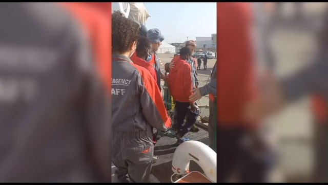 Sono sbarcati a Taranto 171 migranti soccorsi da nave Emergency