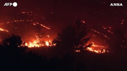 Télécharger la video: Fiamme fuori controllo a Rodi, turisti in fuga