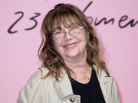 Obsèques de Jane Birkin : Lou Doillon et Charlotte Gainsbourg portent le cercueil de leur mère, l’image qui vaut mille mots !