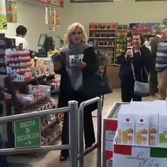 Tina Cipollari fa la spesa con Gianni Sperti