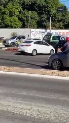 Caixão com cadáver cai no meio da rua e assusta populares em Teresina