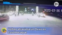 Volteo atraviesa un Oxxo en Cosoleacaque; abusivos generan rapiña