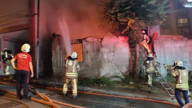 Şişli’de korkutan yangın: Gecekondu alev alev yandı