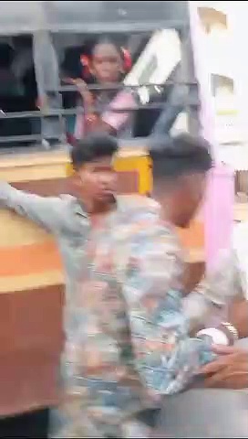 அரசுப்பேருந்தை நிறுத்தி தாக்கிக்கொண்ட மாணவர்கள்; பெண்கள் அலறல்