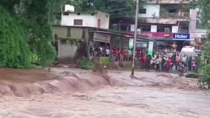 छिंदवाड़ा: मूसलाधार बारिश से उफान पर नदी नाले,घंटों रास्ते में फसा रहा इमरजेंसी वाहन