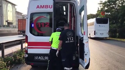 Un taxi commercial est entré en collision avec une camionnette et s'est renversé