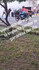 "Empatía por el que necesita": Vendedor de agua utiliza sus botellas para apagar incendio de auto