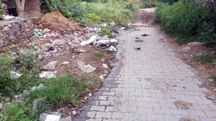 रास्ते के बीच में गंदा पानी व कीचड़ बना परेशानी का सबब