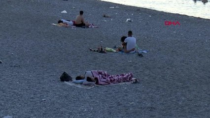Antalya'da Sıcaklarla Mücadele: Vatandaşlar Konyaaltı Sahili'nde Sabahladı
