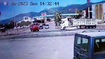 Orman yangınına müdahaleye giden arazöz ile otomobil çarpıştı: 1 çocuk hayatını kaybetti