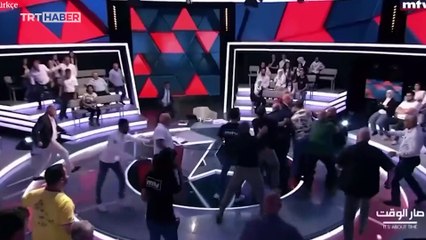 Lübnan'da televizyon konukları, canlı yayında yumruklarla kavga etti