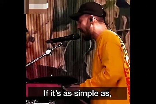 Mike Shinoda e il pubblico cantano in onore di Chester Bennington
