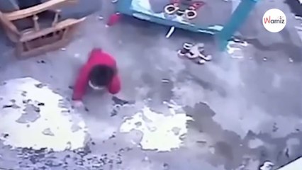 Cat sees baby and prevents bad mischief! (Video)