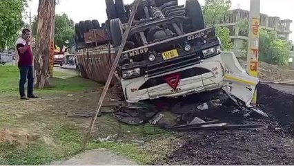 BREAKING: अनियंत्रित ट्रक सड़क किनारे पलटी, हादसे में खलाशी की दर्दनाक मौत