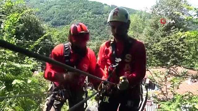 Ailesini enkazdan kurtaran ekipten başka canlara umut olabilmek için arama kurtarma eğitimi aldı