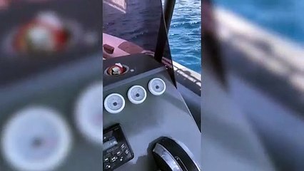 Sadettin Saran bozulan botunu yüzerek karaya çekti