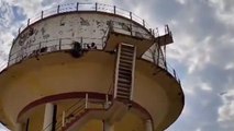 बाराबंकी: पानी टंकी पर चढ़कर युवक ने किया हाई वोल्टेज ड्रामा, देखें पूरी विडियो...