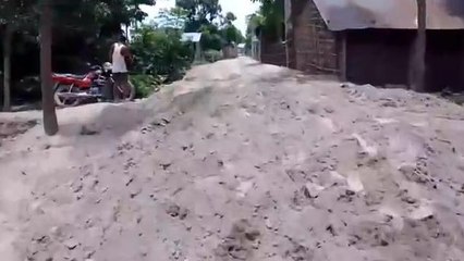 खगड़िया: सात लाख रुपए की लागत से हो रहा सड़क मरम्मती कार्य, ग्रामीणों में खुशी